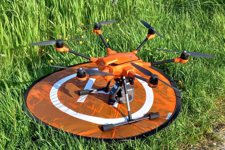 Eine Drohne liegt im Gras