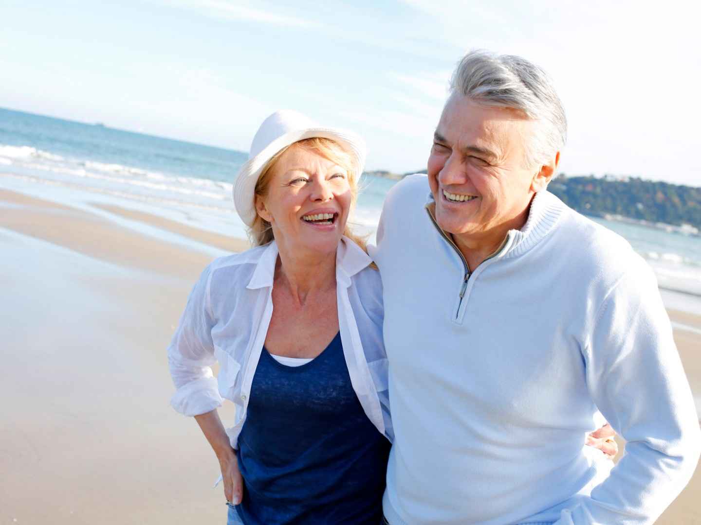 Pensionskasse: Älteres Ehepaar am Strand hat gut für den Lebensabend vorgesorgt.