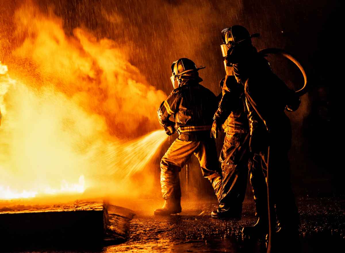 Gothaer Feuer-Betriebsunterbrechungsversicherung: Ein Feuerwehrmann löscht einen Brand.
