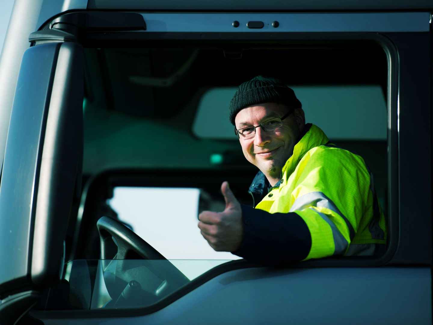 Gewerbliche KFZ-Versicherung: LKW-Fahrer in seinem Führerhaus