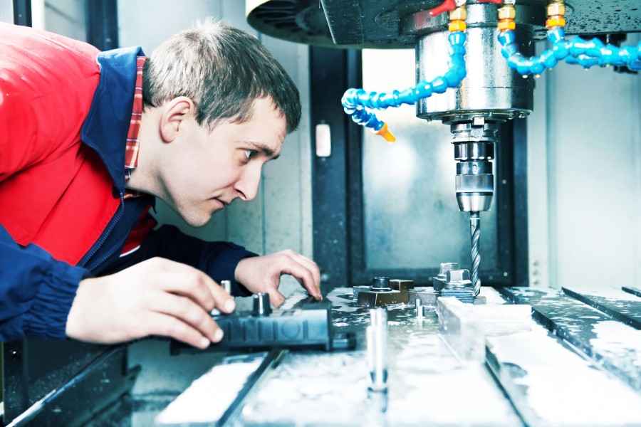 Gothaer Montageversicherung: Monteur bei der Arbeit an Maschinen