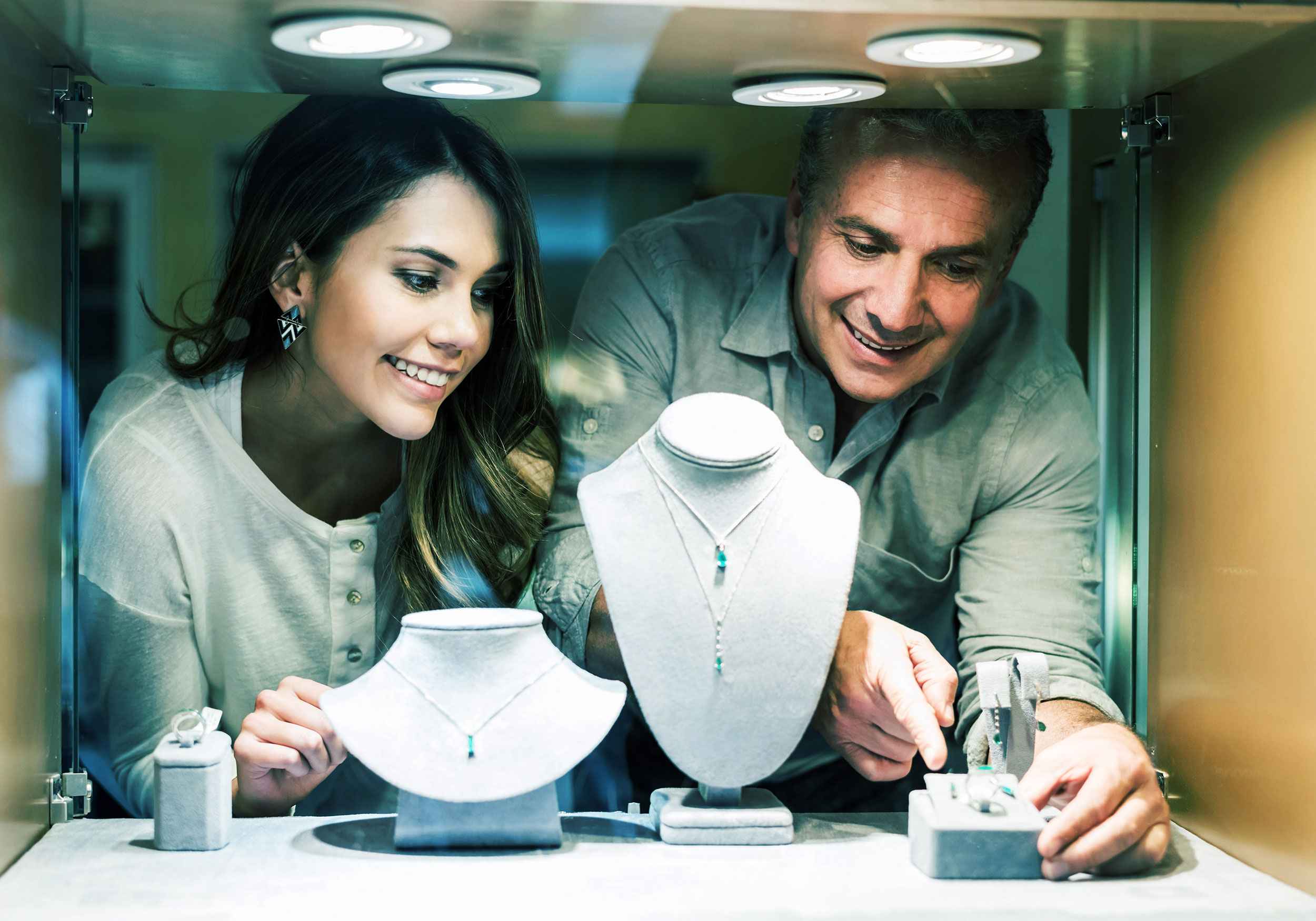 Valorenversicherung: Ein Mann und eine Frau dekorieren ein Juwelier-Schaufenster.