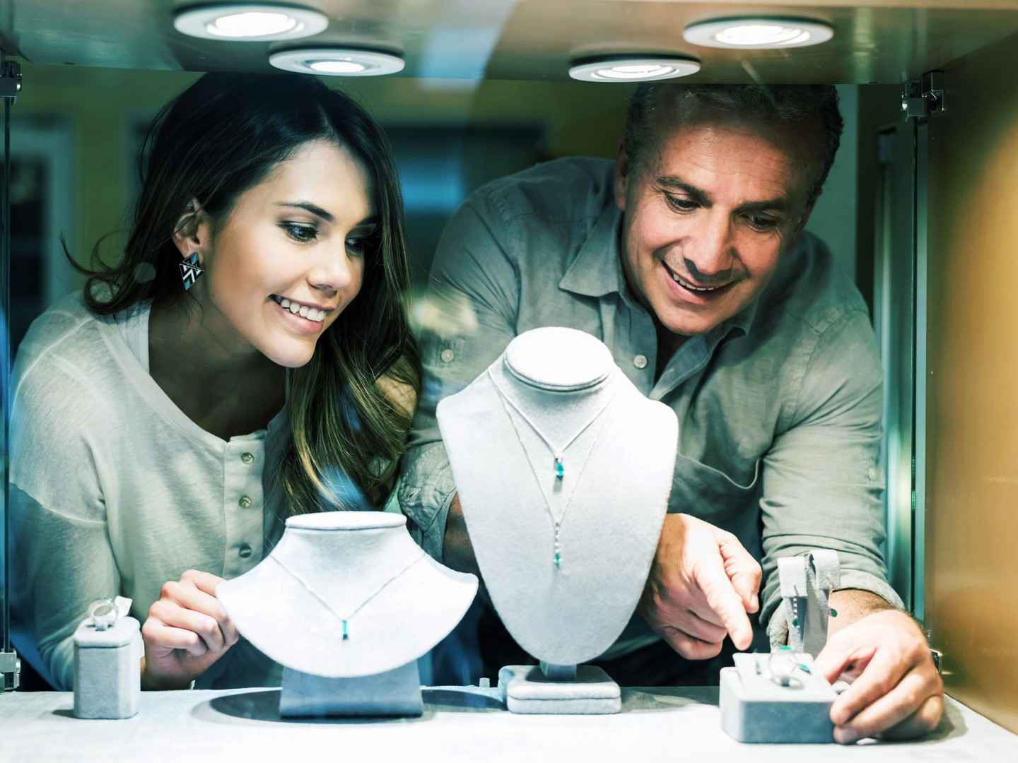 Valorenversicherung: Ein Mann und eine Frau dekorieren ein Juwelier-Schaufenster.