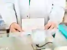 Ein Apotheker scannt ein E-Rezept. Ein Apotheker scannt ein E-Rezept.