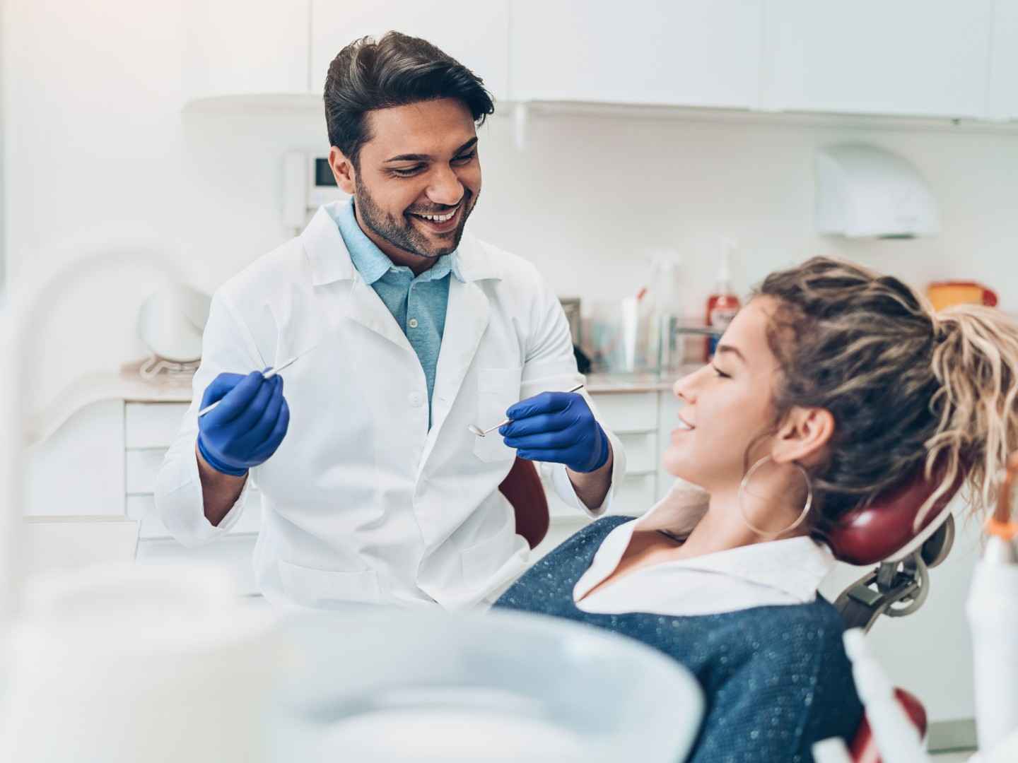 Junge Frau beim regelmäßigen Checkup beim Zahnarzt