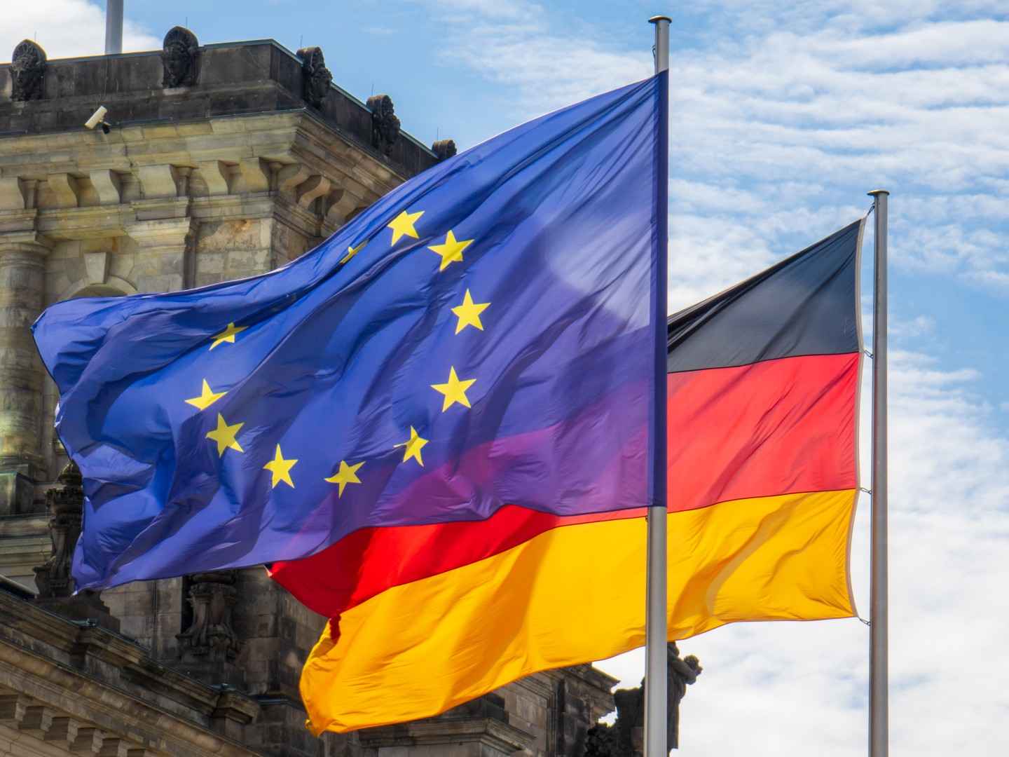 Europa- und Deutschlandflagge nebeneinander.