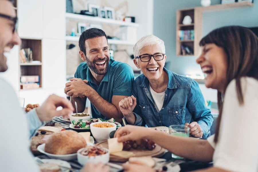 Freunde sitzen zusammen und frühstücken gemeinsam.