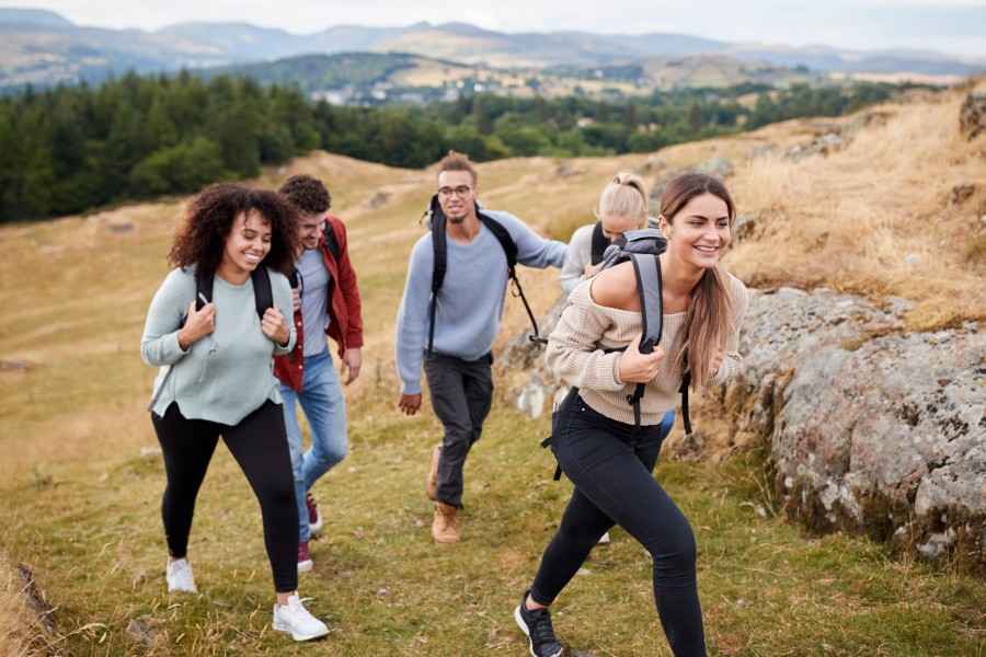 Junge Leute verbringen ihre Freizeit bei einer Wanderung in die Berge.