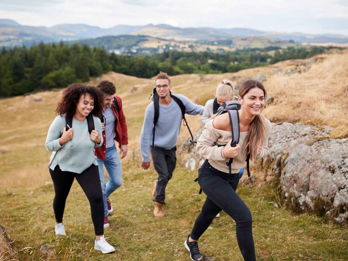 Junge Leute verbringen ihre Freizeit bei einer Wanderung in die Berge.