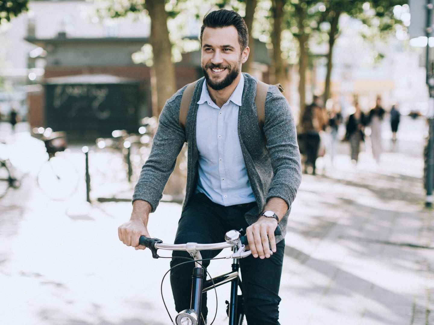 Gothaer Fahrradversicherung: Mann mit dem Fahrrad in der Stadt.
