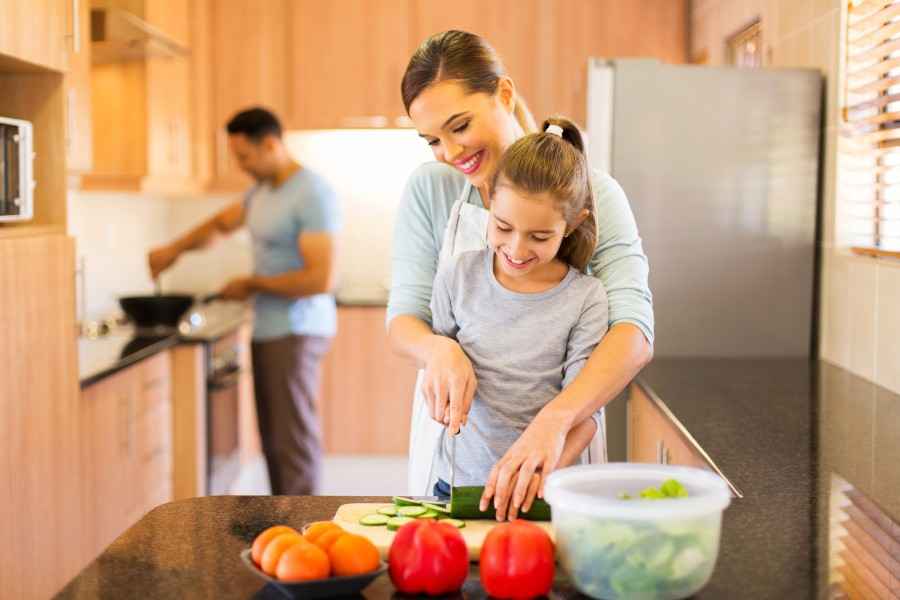 Eine Familie kocht in ihrer Küche