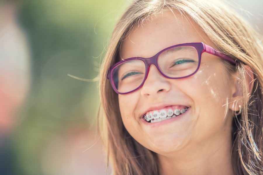 Gothaer MediZ Duo: Ein Mädchen mit Zahnspange lächelt