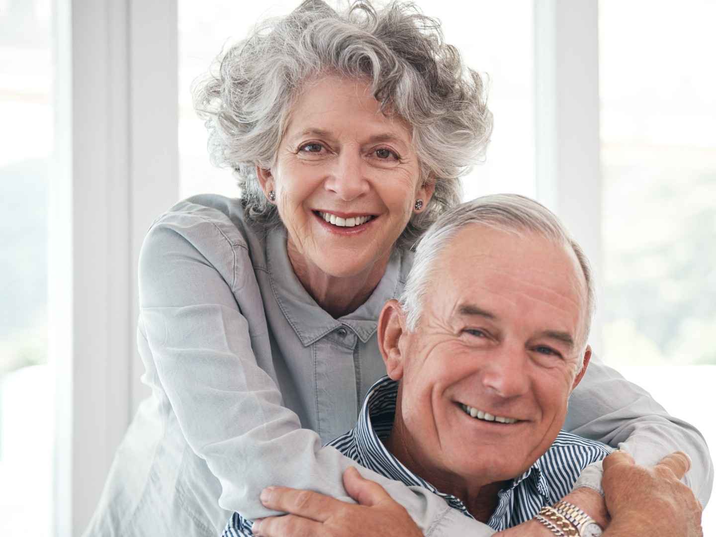 Gothaer Sterbegeld: Paar genießt sorglos das Alter dank privater Versicherung.