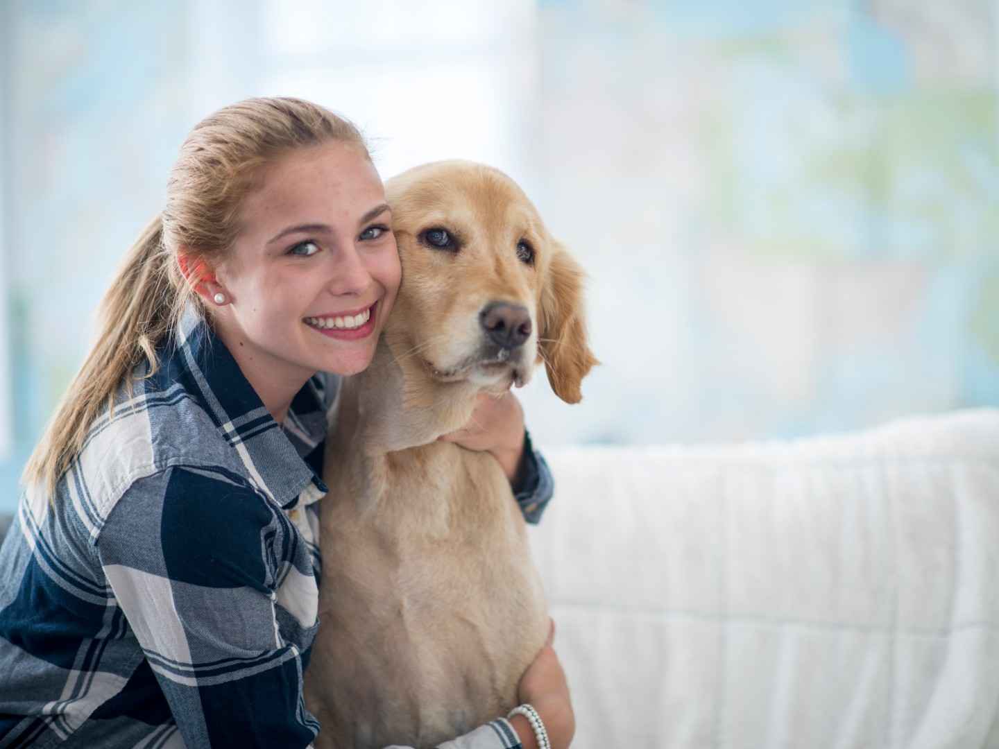 Gothaer Tierversicherung: Frau mit Hund