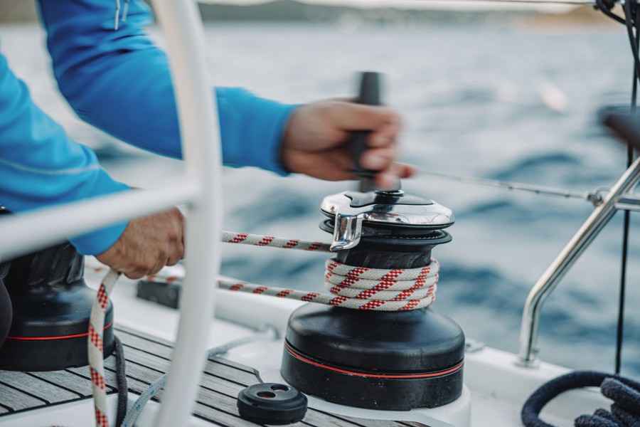 Gothaer Skipperhaftpflicht: Ein Skipper auf seinem Segelboot holt das Segel ein