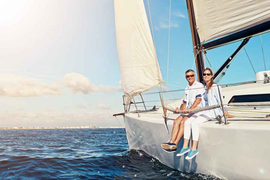 Gothaer Wassersportversicherung: Paar auf seiner Yacht liebt den Wassersport.