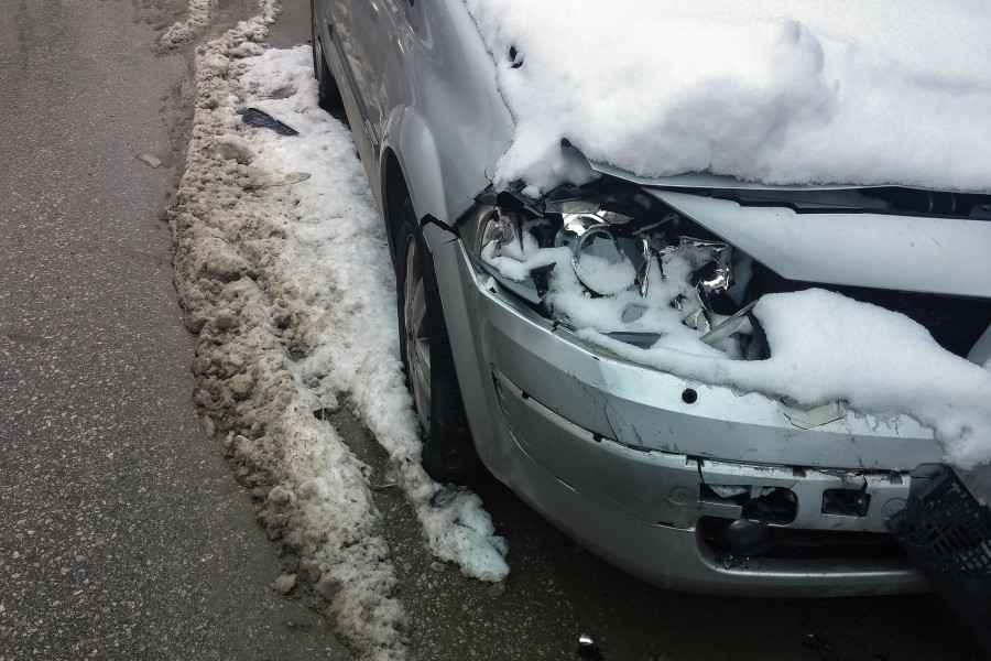 Auto mit Winterreifen im Winter nach einem Unfall