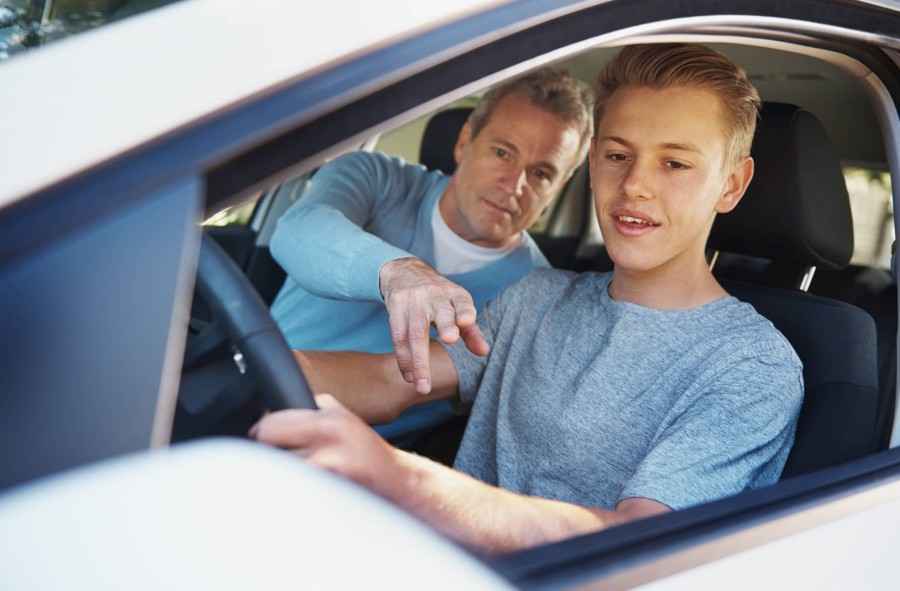 Sohn sitzt am Steuer des Zweitwagens.