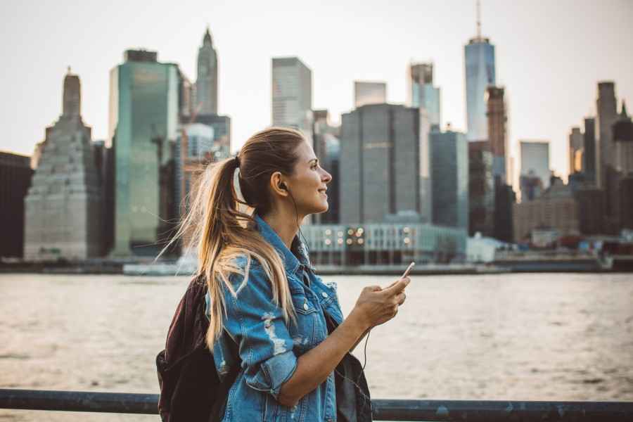 Eine Frau macht einen USA Urlaub und hört Musik. 