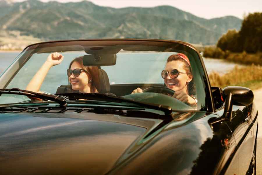 Zwei jungen Frauen in einem Carbio im Urlaub.