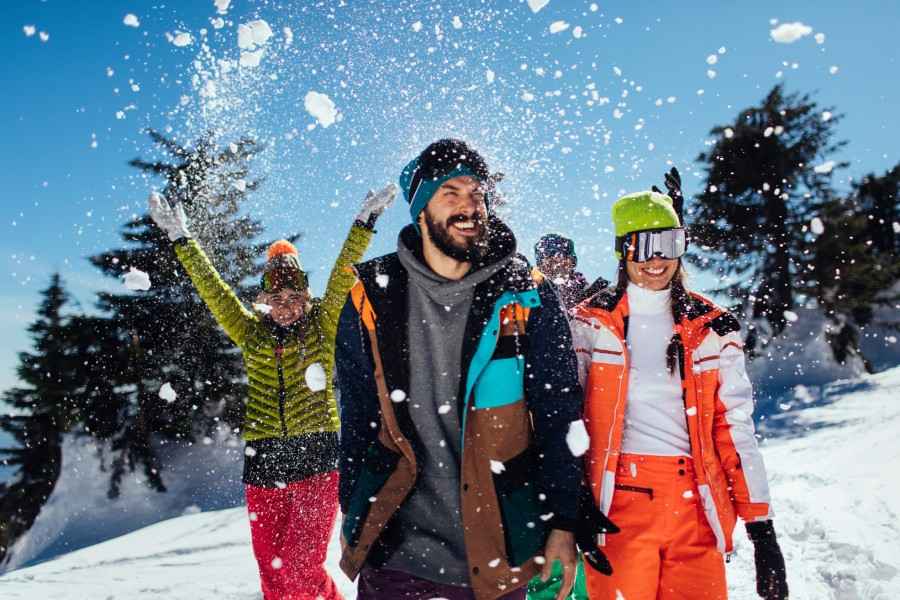 Eine Gruppe von jungen Menschen im Skiurlaub.